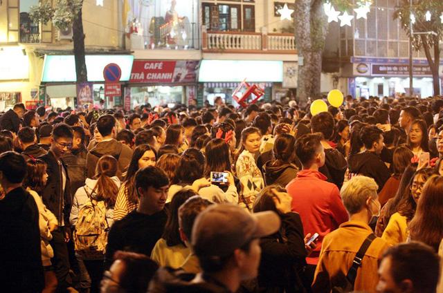 ha noi: hang van nguoi den thanh duong dem giang sinh, khu vuc nha tho lon tac nghen kinh hoang - 6