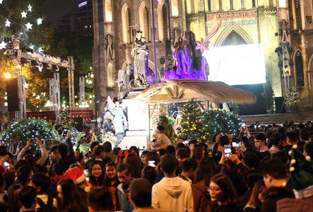 ha noi: hang van nguoi den thanh duong dem giang sinh, khu vuc nha tho lon tac nghen kinh hoang - 7