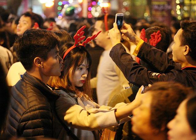 ha noi: hang van nguoi den thanh duong dem giang sinh, khu vuc nha tho lon tac nghen kinh hoang - 8