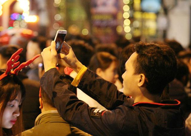 ha noi: hang van nguoi den thanh duong dem giang sinh, khu vuc nha tho lon tac nghen kinh hoang - 9