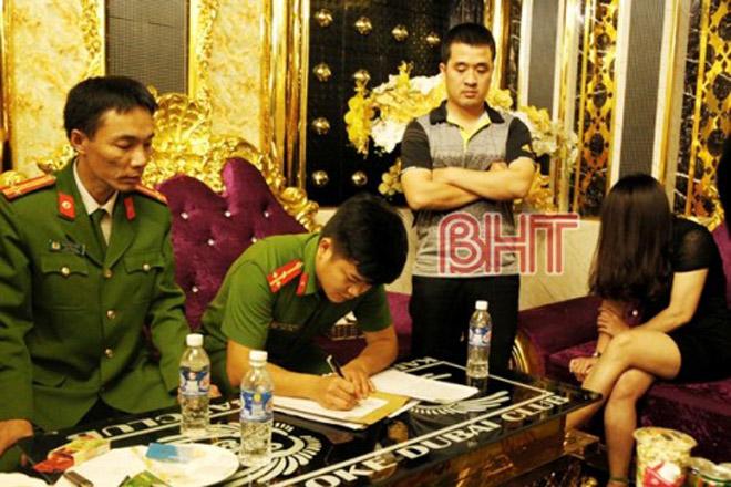 loi khai bat ngo cua co giao tieu hoc "choi" ma tuy tap the tai quan karaoke - 1