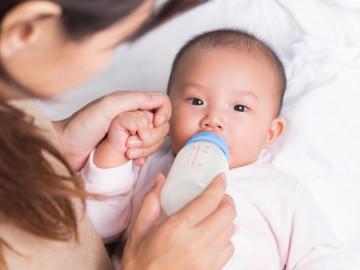 Cách xử trí khi trẻ sơ sinh bị ọc sữa theo chuẩn bác sĩ