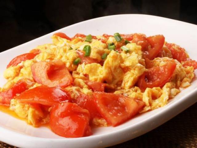 Trứng chưng quả cà chua mang lại trứng hoặc quả cà chua trước, mặt hàng triệu con người té ngửa vì thế bản thân nấu nướng sai cách
