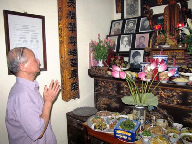 Ảnh thờ là một phần rất quan trọng trong văn hóa tôn giáo của người Việt Nam. Những hình ảnh đại diện cho các vị thần được trưng bày ở nhà thờ hay những góc tối của gia đình, mang đến cảm giác yên bình và sự tôn trọng với vị thần của mỗi người.