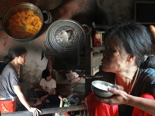 Mẹ ú ớ gọi đàn con và bữa cơm khổ vô cùng tận trong nhà có 5 người điên dại