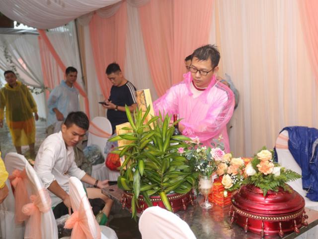 Không thể qua nhà gái ăn hỏi vì ngập lụt, chú rể liền nghĩ cách khiến tất cả bái phục