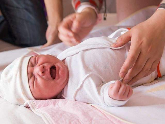 Trẻ sơ sinh khóc đêm ảnh hưởng tới sức khỏe của bé như thế nào?