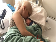 Mắc bệnh ung thư vú nguy hiểm tính mạng, mẹ nhất quyết bảo vệ con