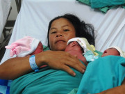 Siêu âm mang bầu đôi, mẹ Quảng Nam “ngớ người” khi sinh ra 3 con