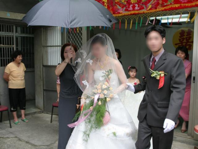 Chê con dâu nhà nghèo, ngày cưới, mẹ chồng sững sờ trước cảnh tượng bên nhà thông gia