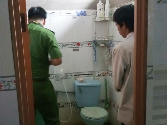 Tin tức 24h: Để con chơi một mình, mẹ chết đứng thấy con úp mặt vào bồn nước tử vong