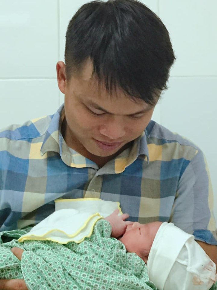 Khóc như mưa trên bàn khâu eo tử cung, cả thai kỳ mẹ 9X nằm amp;#34;treo chânamp;#34; giữ con - 9