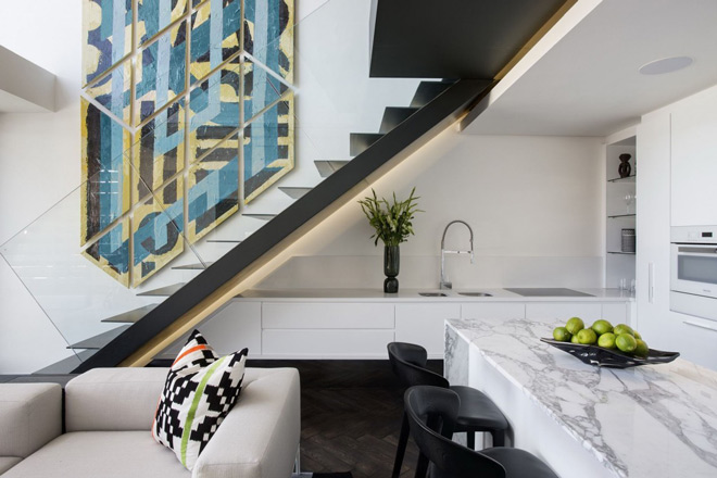 Tủ bếp dưới gầm cầu thang:
Tủ bếp dưới gầm cầu thang được thiết kế tiện nghi và đa dạng về kích thước và màu sắc, tạo nên một không gian bếp đầy tính thẩm mỹ. Những tủ bếp đẹp và hiện đại dưới gầm cầu thang đã trở thành xu hướng thiết kế bếp phổ biến trong những năm gần đây.