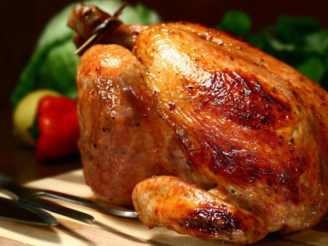 Cho gà vào nồi cơm điện không đổ nước, ai cũng lo cháy khét, lúc mang ra thì bất ngờ