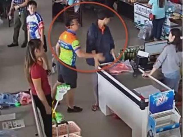 Con trai bị nhắc lấy đồ chưa trả tiền, bố hung hăng ném xúc xích, tát thẳng mặt thu ngân