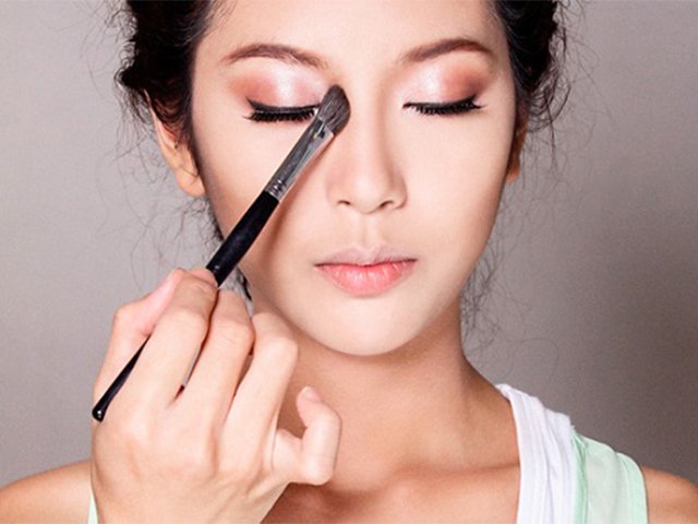Không cần dao kéo cũng có ngay sống mũi cao thẳng tắp chỉ với vài mẹo trang điểm đơn giản