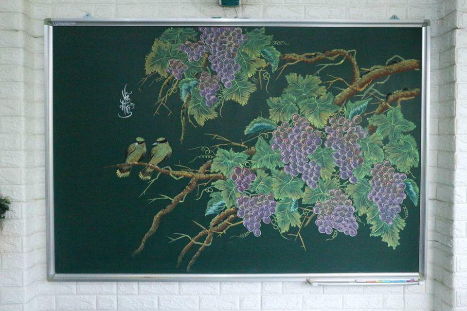Ảnh Thầy cô trổ tài vẽ tranh bằng phấn khiến học sinh phụ huynh trầm trồ