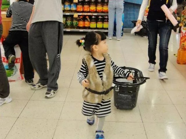 Mẹ dắt con gái 4 tuổi đi siêu thị, nhìn bé ai cũng tức giận: Có phải mẹ đẻ không?