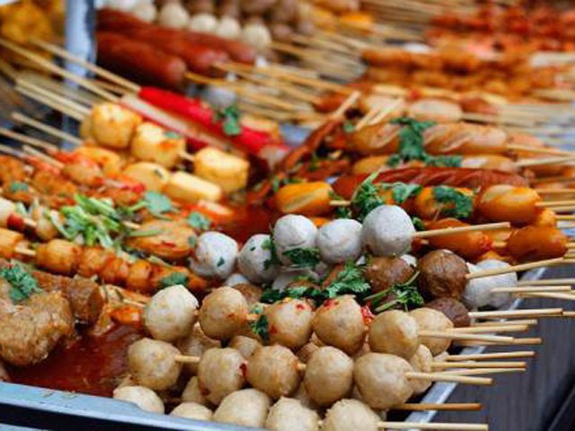 Bản tin tiêu dùng: Hé lộ sự thật rợn người bên trong xưởng gia công cá viên chiên