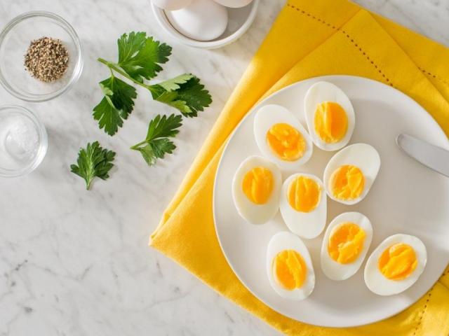 Thêm một bước đơn giản, trứng luộc xong sẽ mềm ngon, bóc vỏ dễ như trở bàn tay