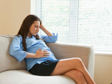 Các biểu hiện khác kèm theo đau bụng dưới ở tuần thứ 19 của thai kỳ?
