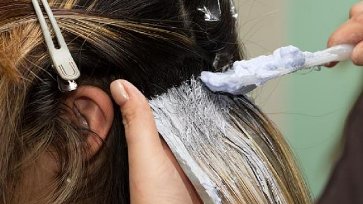 Duỗi tóc tự nhiên: Bạn muốn tóc thẳng mượt mà không cần dùng đến các sản phẩm hóa chất độc hại? Với phương pháp duỗi tóc tự nhiên, bạn sẽ có thể tạo ra mái tóc bóng mượt mà không cần lo lắng về tác hại của hóa chất. Hãy xem hình ảnh liên quan ngay để khám phá bí kíp duỗi tóc tự nhiên.