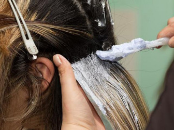 Chuyên gia cảnh báo chị em thích nhuộm hay duỗi tóc có nguy cơ cao bị ung thư vú