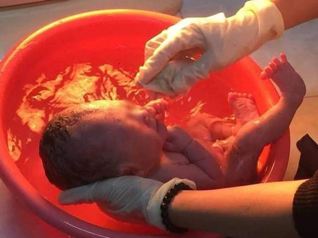 Mẹ bỏ con còn nguyên dây rốn trong thùng rác giữa đêm lạnh HN, rồi lại đến xin con về