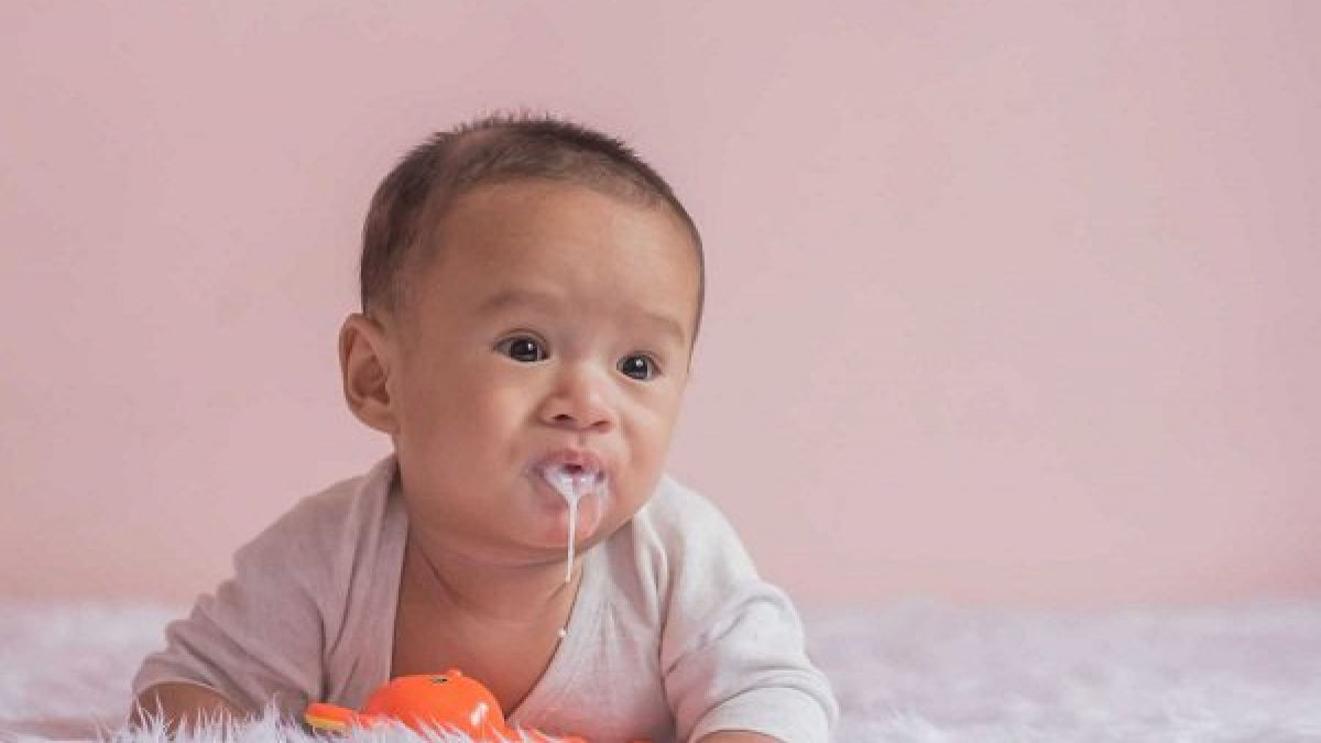 Trẻ Sơ Sinh Trớ Nhiều Cặn Sữa Có Bất Thường Không?