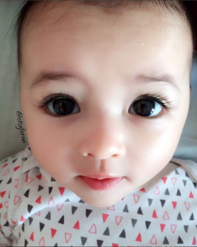 Em bé có đôi mắt đẹp nhất thế giới 4 năm trước giờ ra sao?