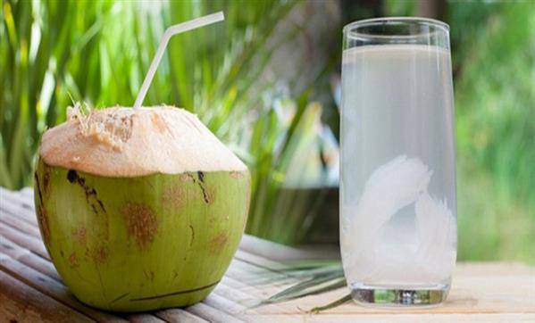 Cách uống nước dừa cho con gái để đạt được hiệu quả tốt nhất là gì?