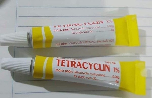 Khô hanh kéo dài nhiều người dùng thuốc mỡ Tetracyclin trị nẻ da: Có nên  hay không