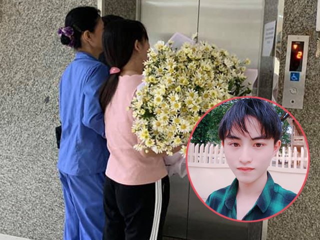 Mẹ ôm hoa đón con trai hiến tạng cứu người trở về trong nước mắt
