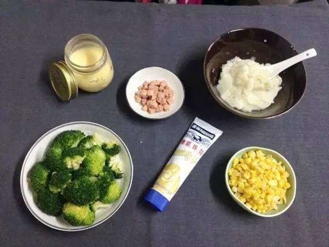 me kheo tay trang tri bua an phong cach noel cho con thich me, chong khen no mui - 1