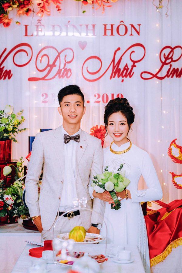 Hậu Đám Hỏi Vợ Văn Đức Vàng Đeo Lút Tay, Khoe Nhan Sắc Đẹp Lu Mờ Chú Rể