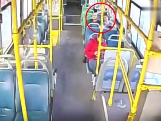 Cặp đôi say rượu ngủ quên trên xe buýt, đến khi bị đánh thức mới biết chuyện kinh hoàng