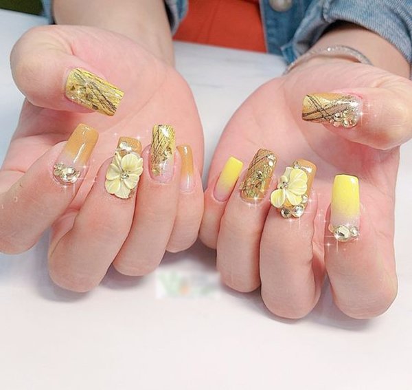 Với mẫu nail màu vàng đính đá tinh xảo, bạn sẽ trở nên lộng lẫy và sang trọng hơn bao giờ hết. Được thiết kế với những hạt đá quý, màu sắc đẹp mắt và tinh tế, đây chắc chắn là một lựa chọn hoàn hảo cho những người yêu thích sự đẳng cấp và thời trang.