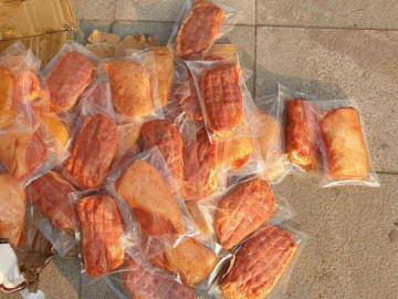 Hà Nội: Bắt hơn 1 tấn thịt đông lạnh, bánh kẹo Trung Quốc đang chuẩn bị bán ra thị trường
