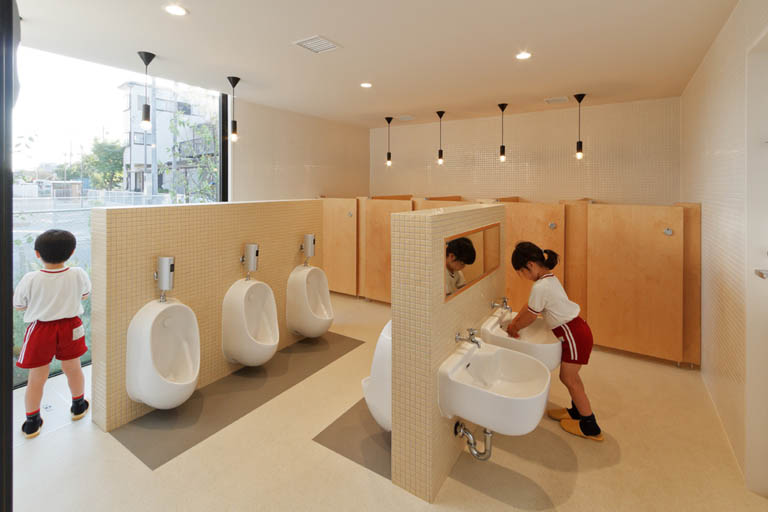 Nhà vệ sinh trường mầm non nam nữ: Những nhà vệ sinh đôi mới đáp ứng nhu cầu khác giới tốt hơn cho các bé nhỏ. Với kích thước phù hợp, sử dụng cùng lúc cho hai giới, các bé sẽ thoải mái và tự tin hơn khi sử dụng nhà vệ sinh tại trường mầm non.
