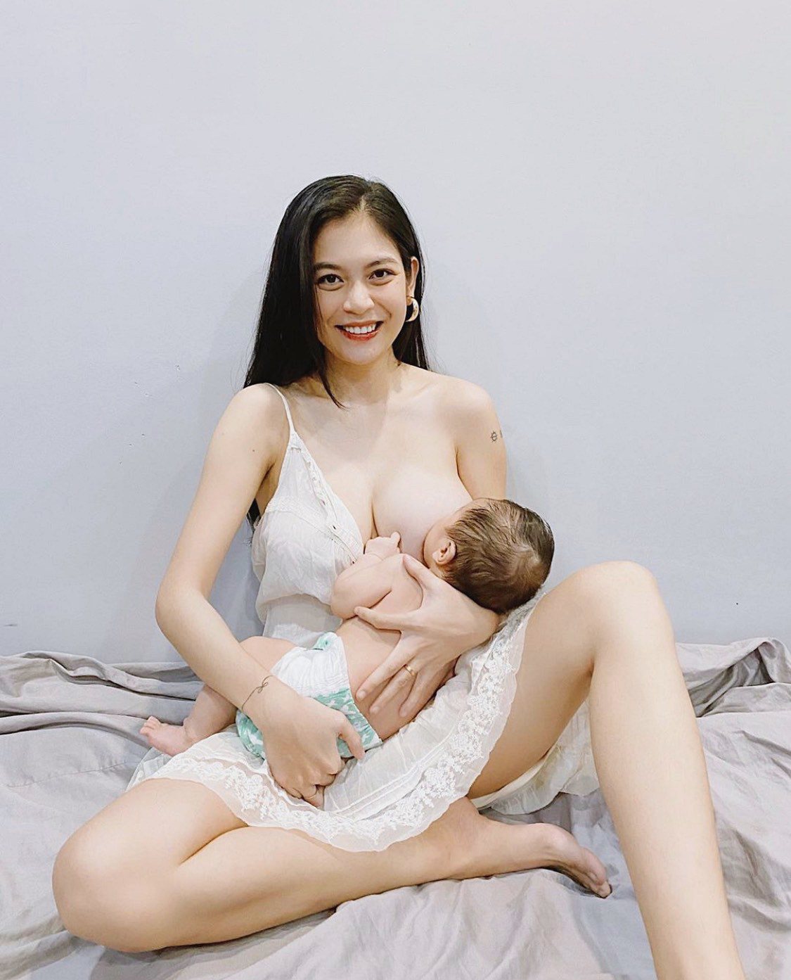 Hớ hênh lộ cả bầu ngực nhưng 3 hotgirl Việt được khen hết lời vì cho con bú quá đẹp - 4
