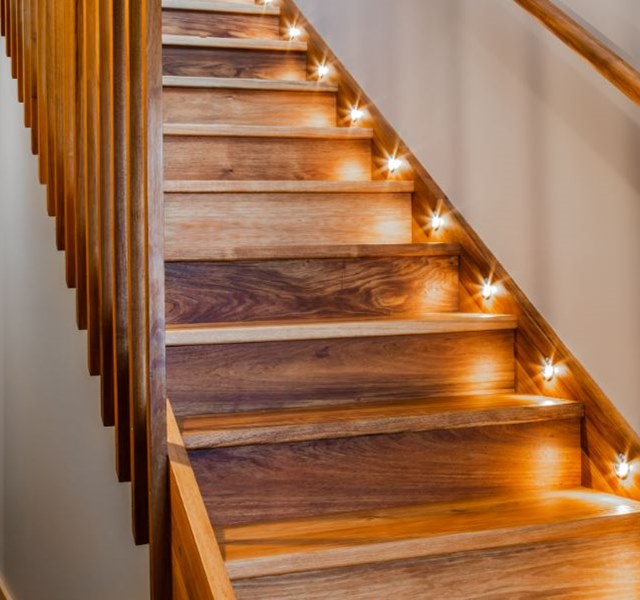 Kiến trúc cầu thang gỗ hiện đại đang trở thành xu hướng mới trong thiết kế nội thất. Với những mẫu cầu thang gỗ đẹp và tinh tế của chúng tôi, bạn sẽ trở thành chủ nhân của một ngôi nhà đẹp và hiện đại nhất.