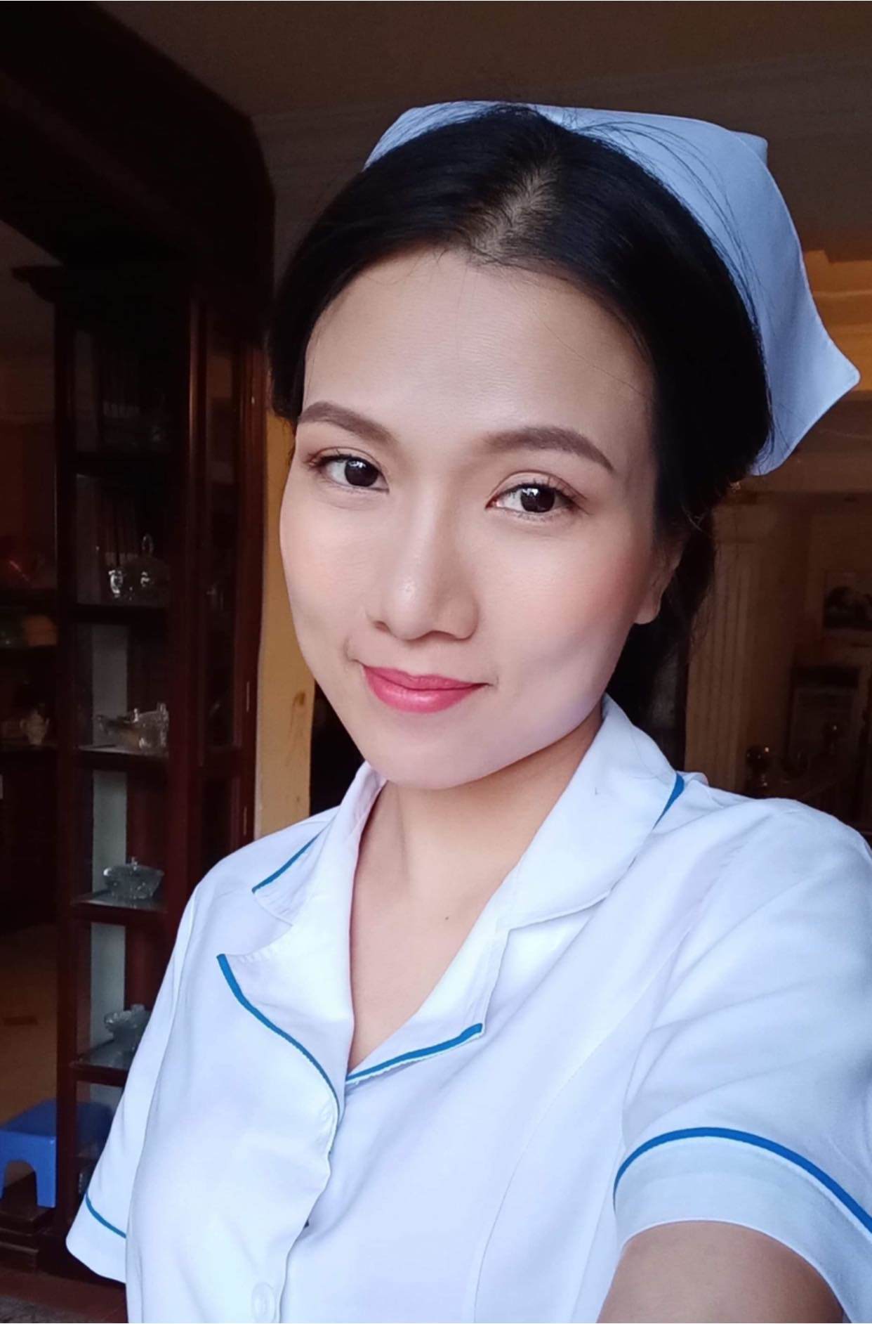 Phim Việt có hình ảnh y tá mặc áo xẻ sâu đến ngực phản pháo lời chê bai lấy  sexy câu khách