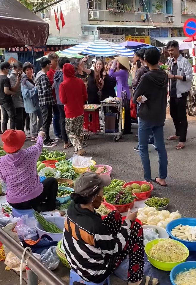 Phương Mỹ Chi đi bán hàng rong gây náo loạn chợ: Sự thật bất ngờ - 3