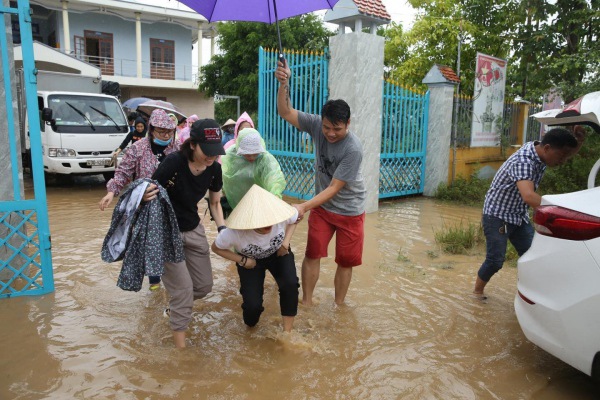 Ăn mặc giản dị đi từ thiện, Mỹ Tâm mang dép bệt vẫn trượt ngã dưới nước - 1