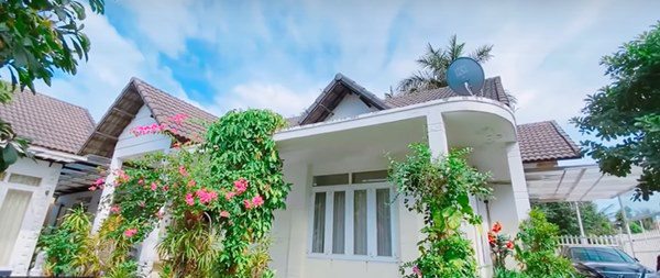 NSND Bạch Tuyết hưởng tuổi già trong biệt phủ riêng, cho phủ vàng lên tượng - 1