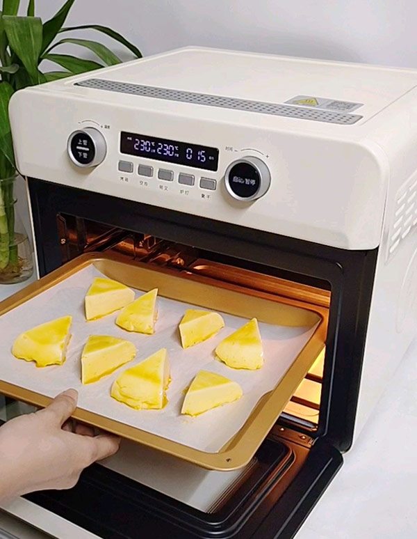 Nhà đang có nhiều sữa tươi, mẹ làm ngay bánh sữa nướng ai cũng đòi ăn vì quá ngon - 7