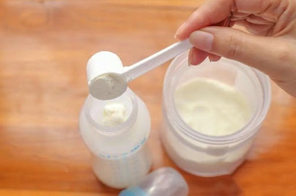 Bố pha quá thêm 1 thìa sữa bột, bác sĩ nghi làm bé 15 ngày tuổi nhập viện