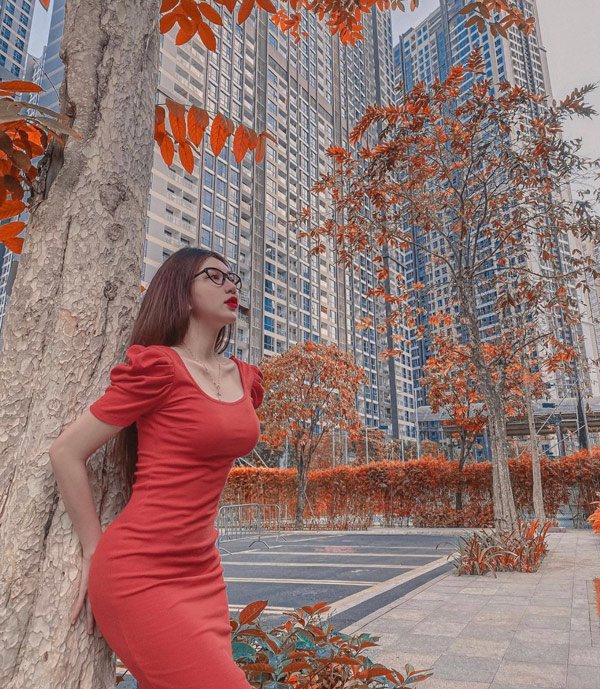 Diện váy siêu gợi cảm khoe dáng góc ban công, cô nàng nhận ngay bão like - 1