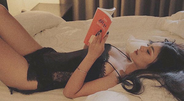 Diện nội y hai dây quá mỏng, dân mạng sợ hot girl bị đứt áo làm lộ hàng - 1