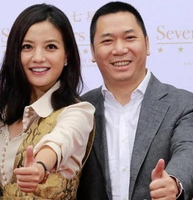 Bỏ ngoài tai tin đồn ngoại tình, hành động Triệu Vy liên tục lấy tay che bụng gây chú ý - 7